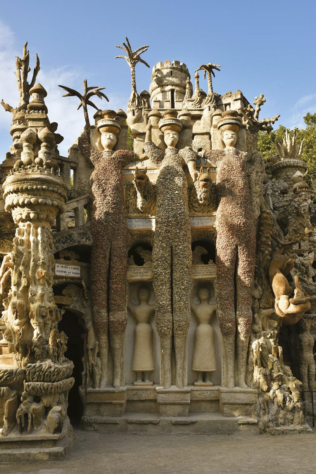 Una de las espectaculares fachadas del palacio.