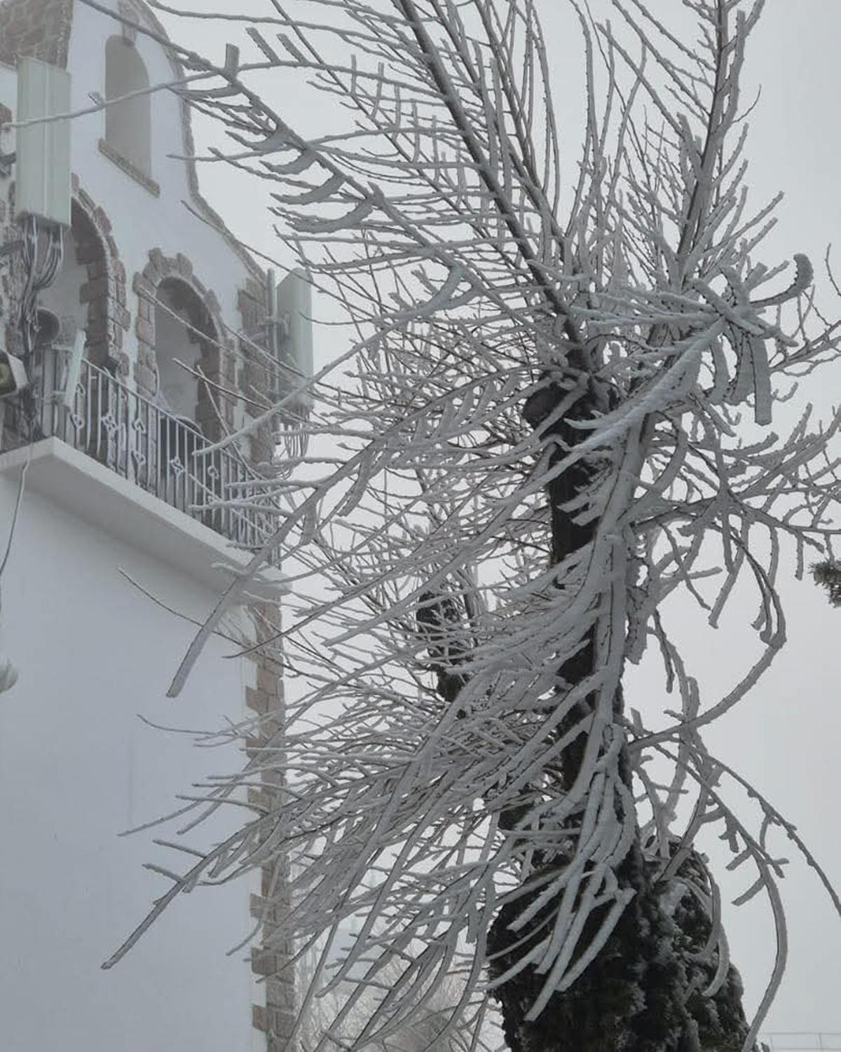 Vista parcial del campanario del Santuario de la Virgen de la Sierra.