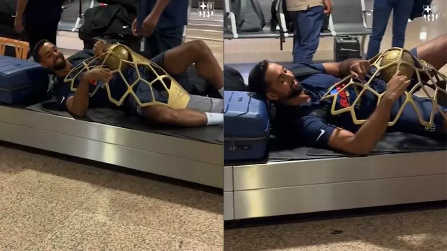 Esperas tu maleta... ¡y aparece Richardson con el trofeo de campeón de Europa!