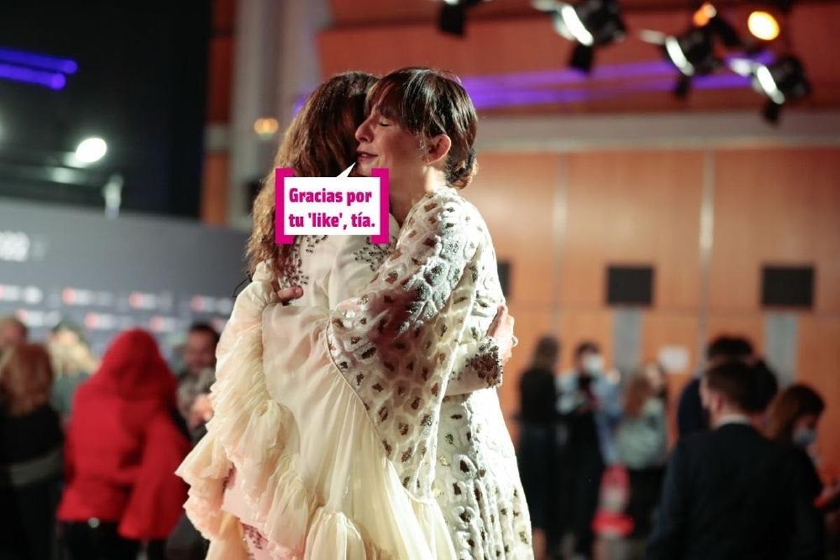 Candela Peña abraza a Inma Cuesta en los Premios Feroz 2022