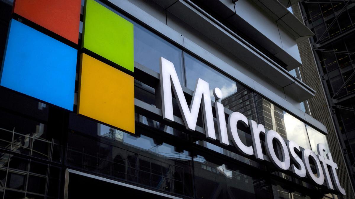 El logo de Microsoft en un edificio de Nueva York.
