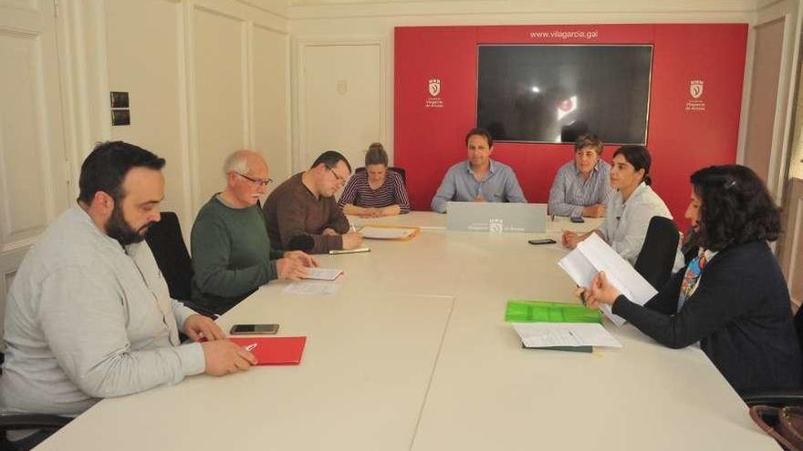 Los grupos municipales y los placeros se reunieron ayer por la tarde en la casa consistorial. // Iñaki Abella