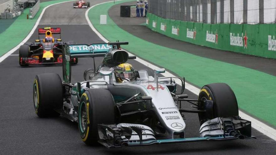 Hamilton sale de la zona de boxes durante los entrenamientos de ayer. // Efe