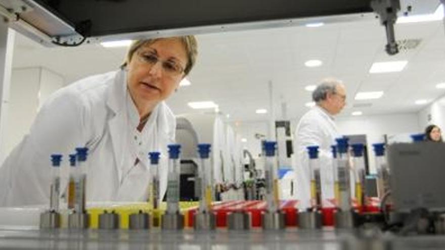 El laboratori de Sant Joan de Déu analitza mil mostres de sang al dia