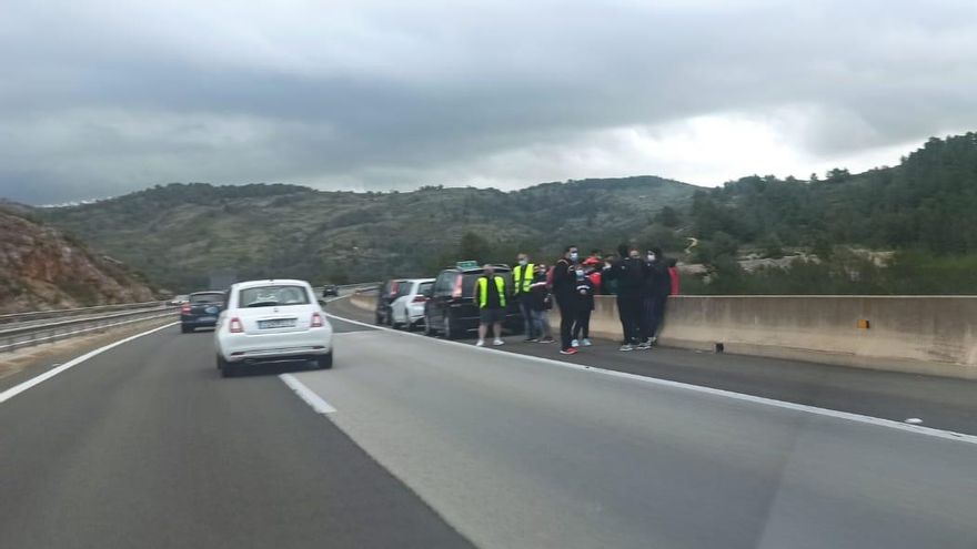 Los pasajeros, en el arcén