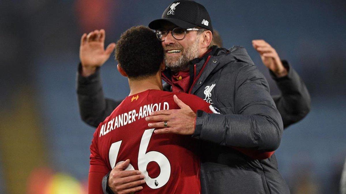 Klopp abraza a Arnold, autor de un gol y dos aistencias