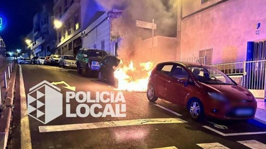 Arde un coche en plena noche en Ofra