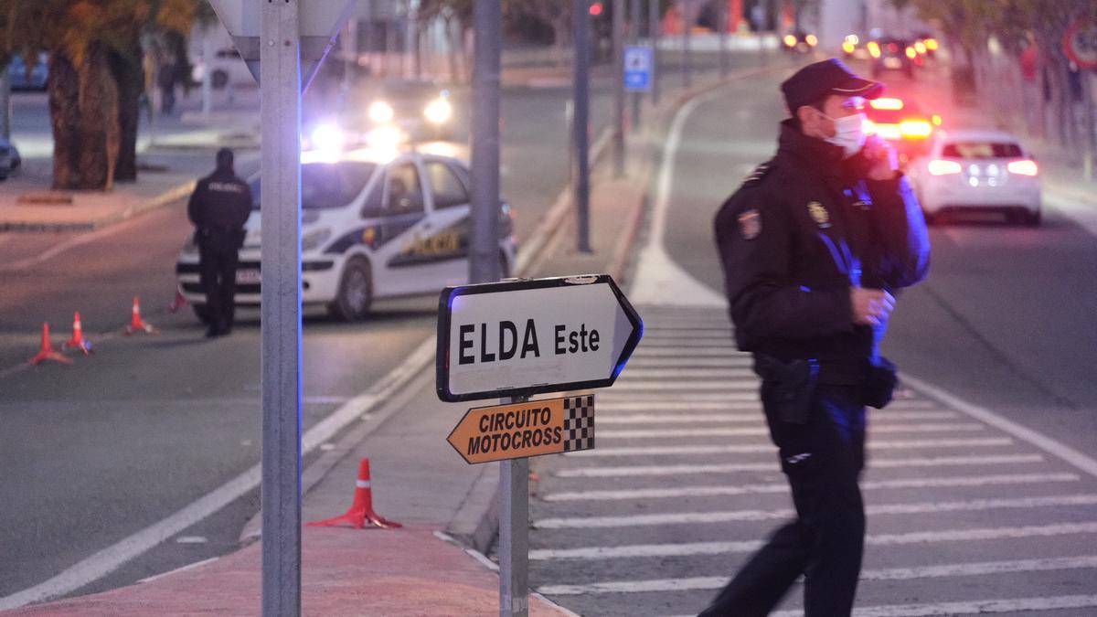 La Policía Nacional durante un control en la avenida del Mediterráneo de Elda.
