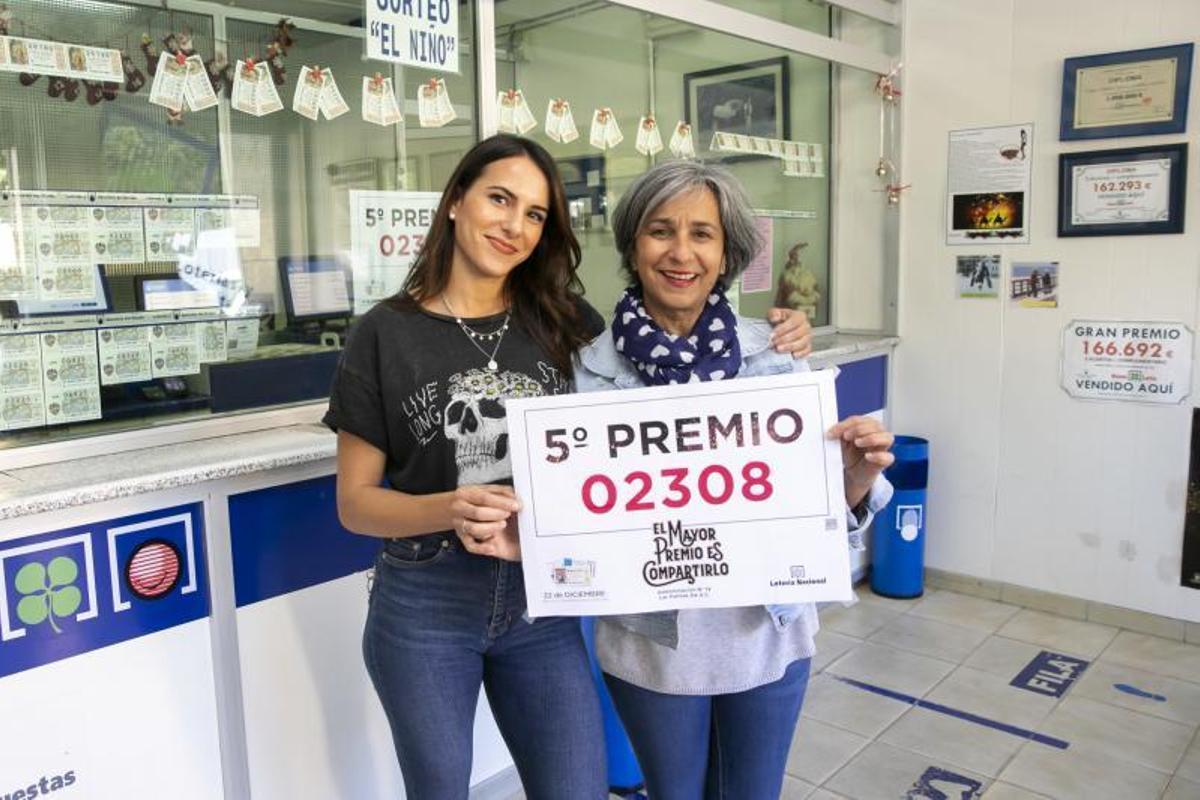 22.12.18. Las Palmas de Gran Canaria. Sorteo de la Loteria de Navidad 2018. Quinto premio en la administración de la calle Obispo Frías. Foto Quique Curbelo  | 22/12/2018 | Fotógrafo: Quique Curbelo