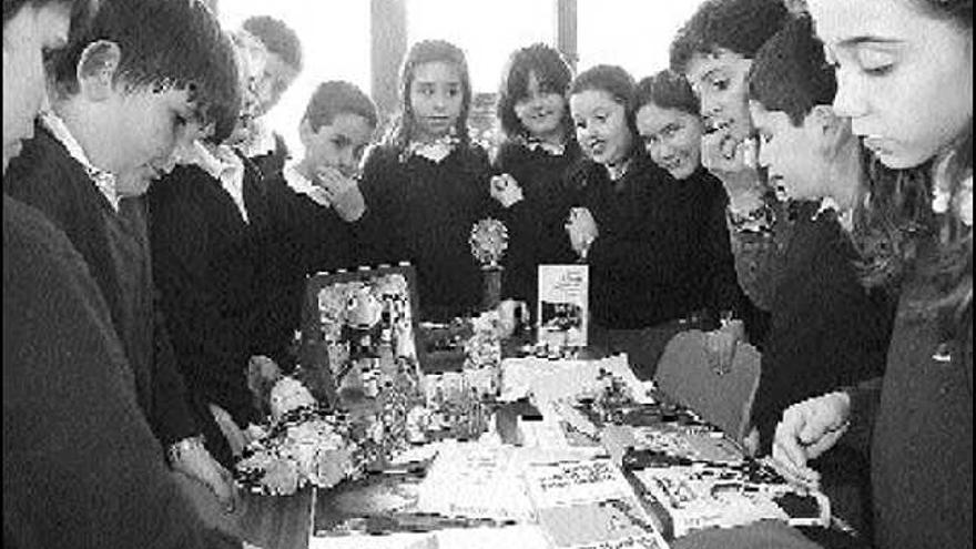 Los alumnos de quinto de Primaria del Colegio Santo Ángel, ayer, durante su visita a la exposición.