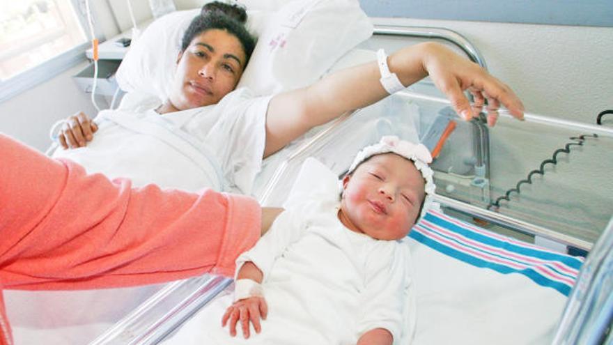 La pequeña Malak, junto a su madre, Saadia, ayer en una habitación del Hospital Naval de Cartagena