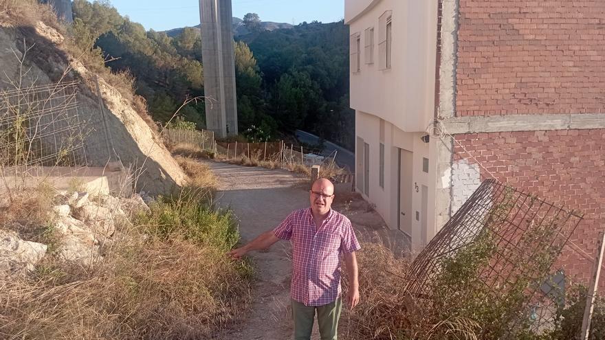 Calle El Violonchelo y las obras que se hacen esperar