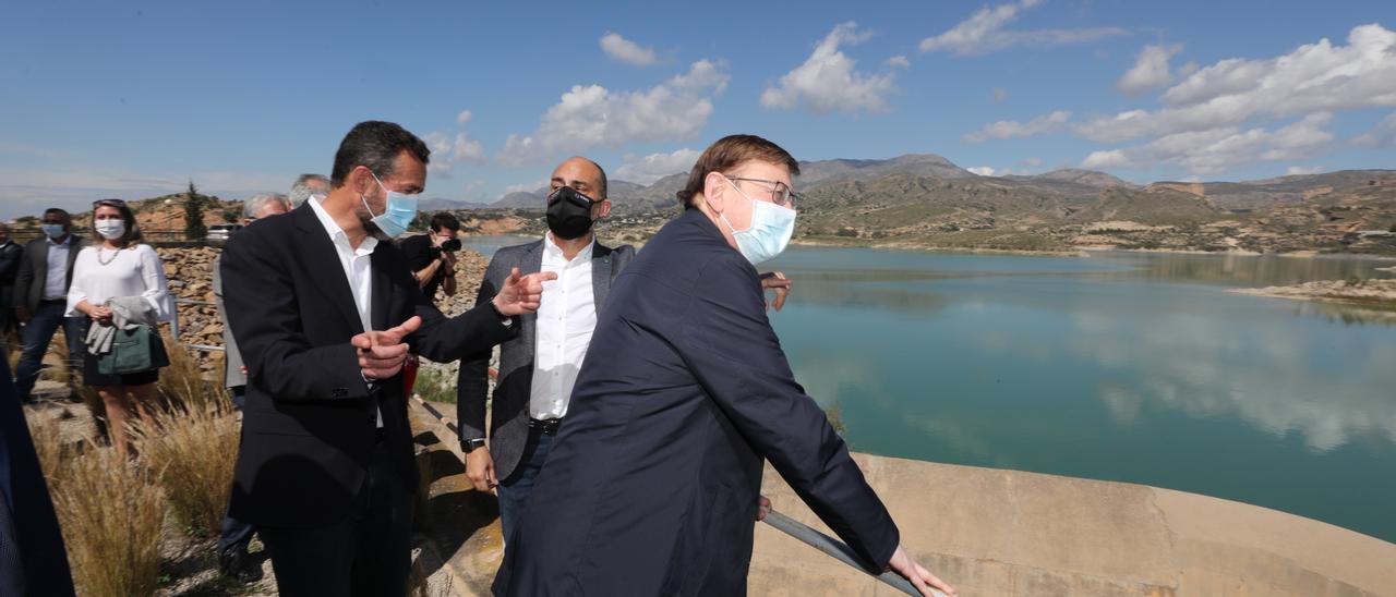 Ximo Puig, en primer plano, observa las aguas del Pantano de Crevillent, que proceden del trasvase Tajo-Segura y riegan el Camp d&#039;Elx