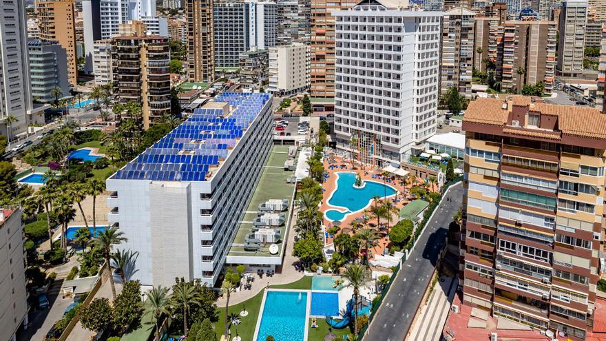 Siete heridos al desprenderse el techo de un hotel en Benidorm
