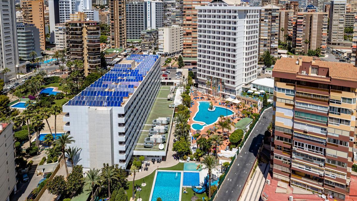 Siete heridos al desprenderse el techo de un hotel en Benidorm Siete heridos al desprenderse el techo de un hotel en Benidorm