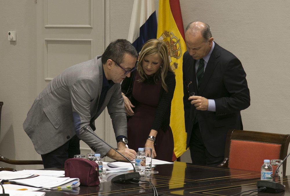 Comisión de presupuestos en el Parlamento canario