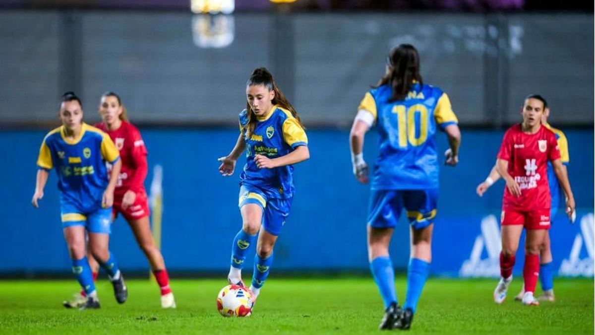 Olaya, con el balón, y a su derecha, Redru