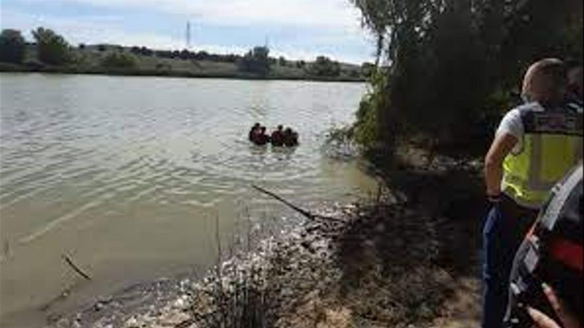 Moment de la troballa del cos d&#039;un home de 60 anys al riu Guadalquivir