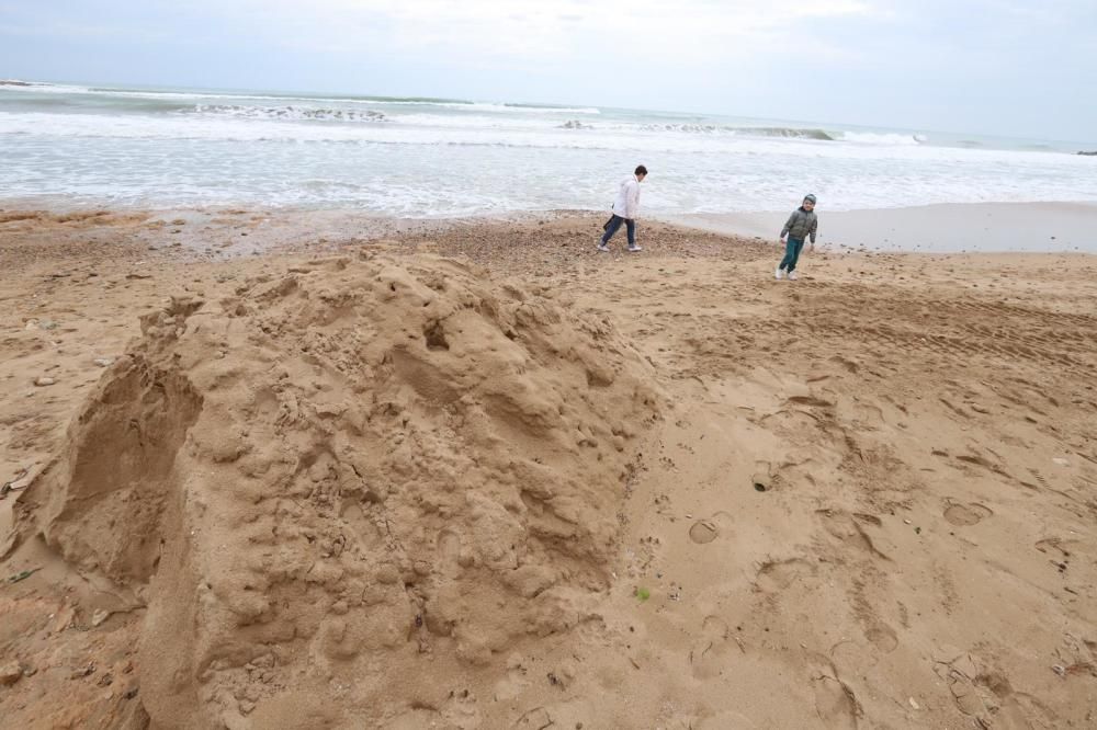 El temporal arrasa las playas de la Vega Baja