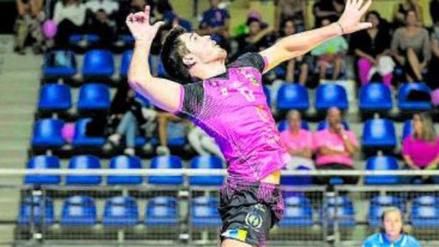 El opuesto Luca Biliato, con la camiseta del Vecindario.