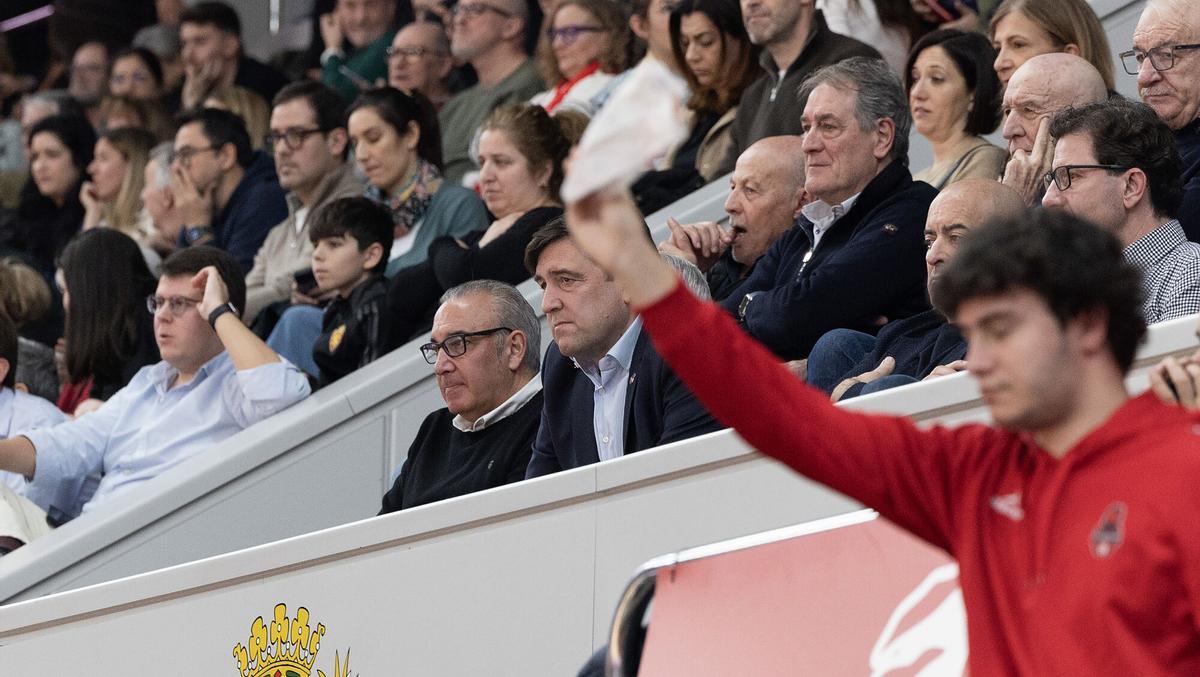 Un aficionado agita un pañuelo en señal de protesta con Reynaldo Benito detrás presidiendo el palco.