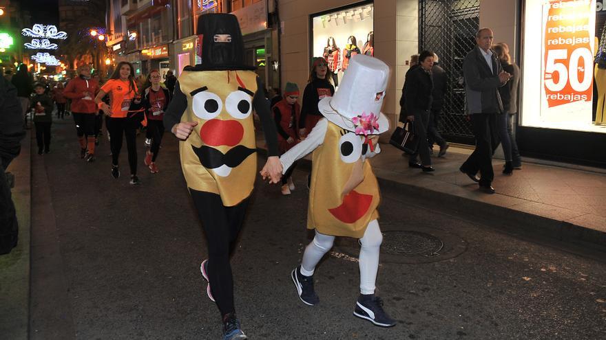 Cientos de ilicitanos se disfrazan para participar en la popular carrera de San Silvestre de Nochevieja