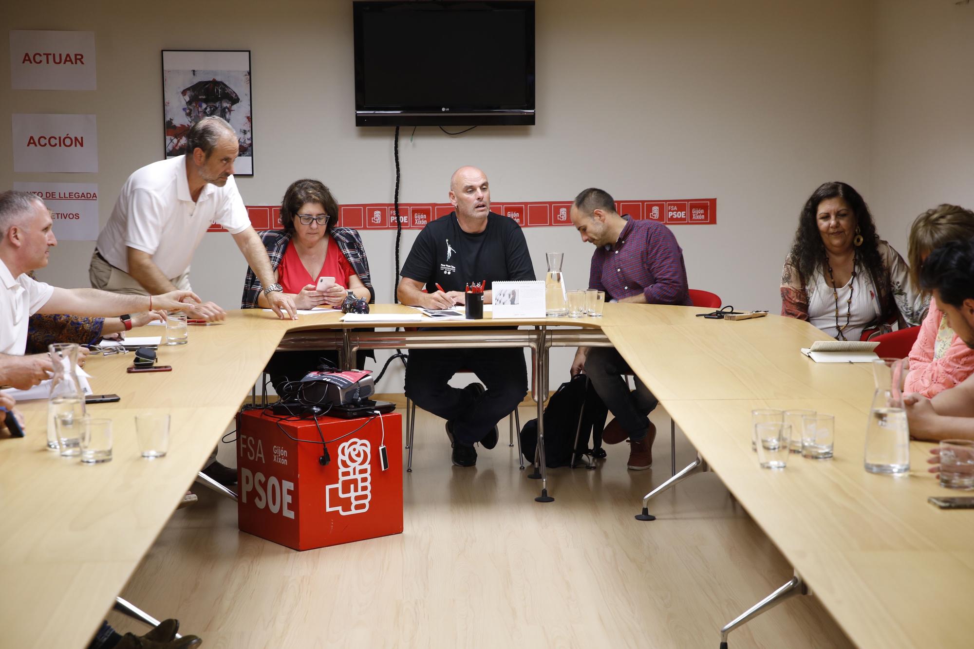 EN IMÁGENES: Reunión de la ejecutiva del PSOE gijonés tras salir adelante el proceso de primarias