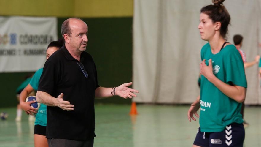 Rafa Moreno da instrucciones a Agus López en un entrenamiento.