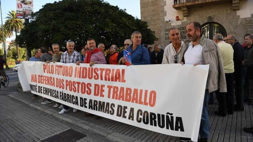 Extrabajadores de la fábrica de armas, ayer delante de la Delegación del Gobierno.