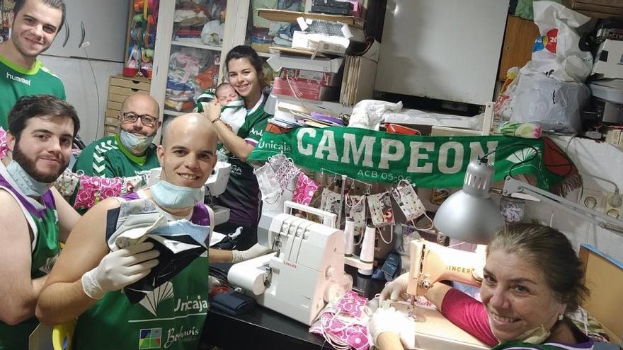 La familia Campos Rodríguez elabora mascarillas solidarias para el Materno Infantil y diferentes comercios del barrio de Fuente Olletas.