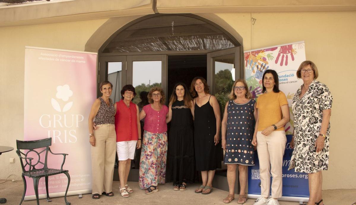 Representants del Grup Iris i de la Fundació Roses contra el càncer, juntament amb la dissenyadora. | MAR GIFRE