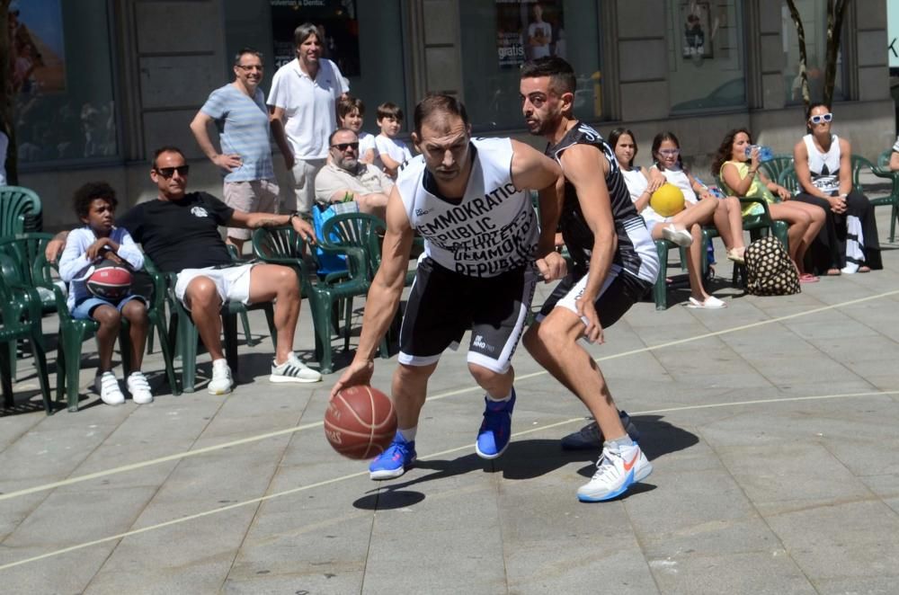 El baloncesto veterano sale a las calles de Vilagarcía. // Noé Parga