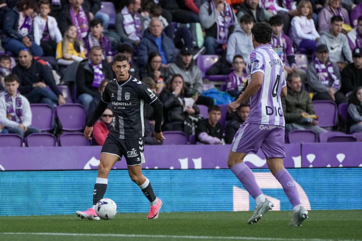 Rastrojo recibe en la banda para iniciar el ataque del Eldense en el José Zorrilla.