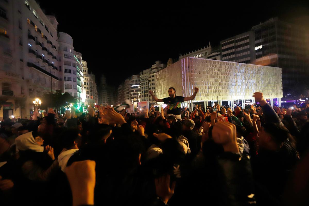 Ciudadanos marroquíes celebrando en València en 2022 que Marruecos logró el pase a los cuartos de final del Mundial de fútbol de Qatar, tras eliminar en la tanda de penaltis a España.