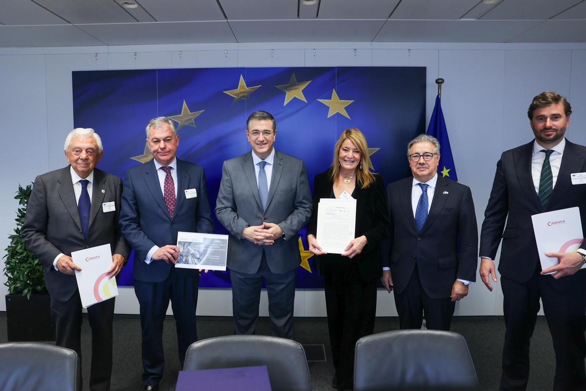 Encuentro en Brueselas de las delegaciones de Sevilla y Huelva con el comisario europeo de Transportes, Apostolos Tzitzikostas, acompañados por el eurodiputado andaluz Juan Ignacio Zoido