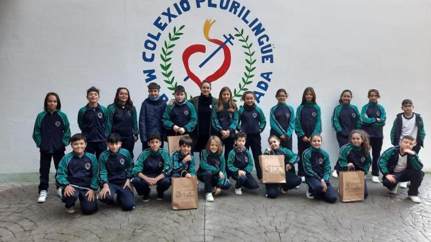 Angela Troitiño, con estudiantes del María Inmaculada.