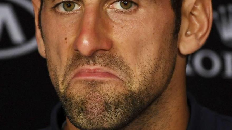Djokovic, afectado durante la rueda de prensa tras su derrota.