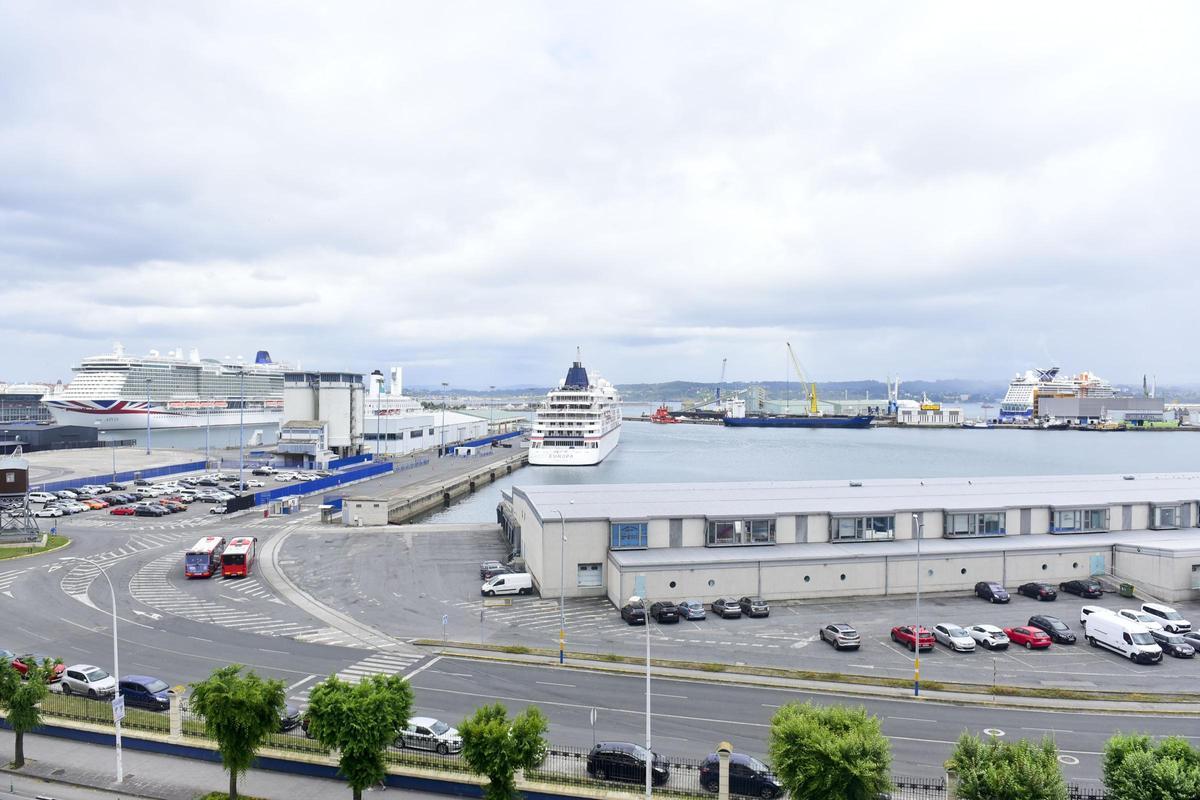 Los cuatro cruceros vistos desde distintos puntos de A Coruña