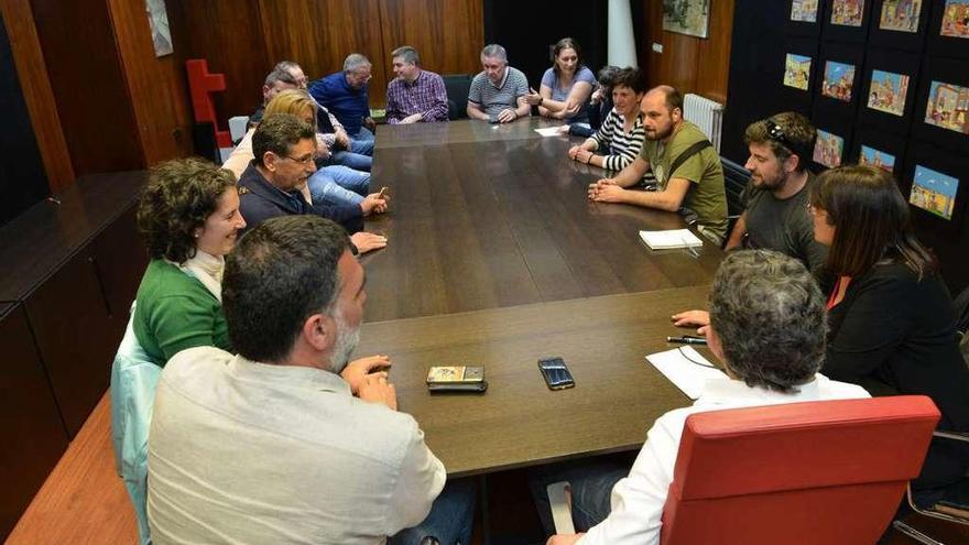 Reunión del alcalde, Gómez y Da Silva con colectivos vecinales sobre el compostaje. // G. Santos