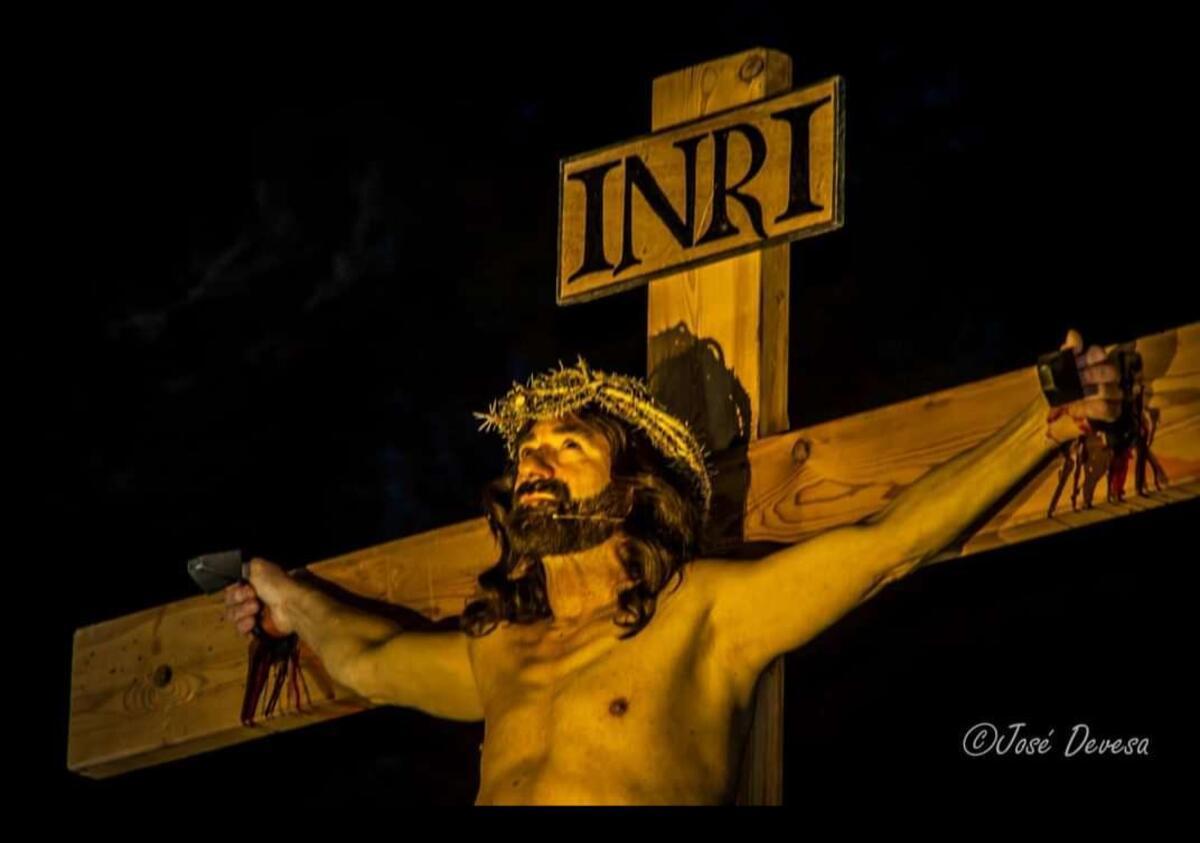 El protagonista de la historia, clavado en la cruz