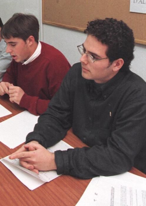 RIZANDO EL RIZO. El concejal de Cultura, Daniel Simón, en 1998 en su etapa de estudiante. Su nombre comenzó a sonar durante su etapa de programador cultural de la FNAC. Al contrario que David Bisbal, sus rizos han ganado protagonismo con el paso de los años.