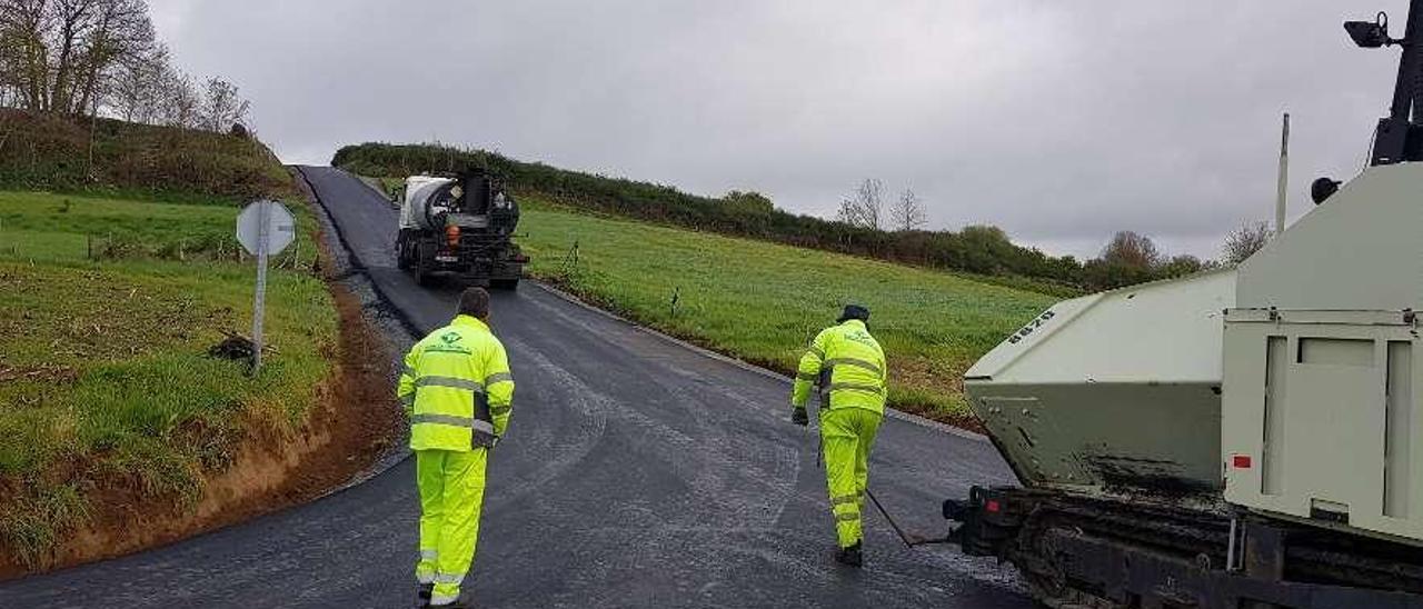 Acondicionamiento en una pista lalinense  |  Personal de la empresa Taboada y Ramos acomete tareas de acondicionamiento en la pista que comunica Castro de Abaixo y A Lagoa, en el municipio lalinense. Las actuaciones consistieron en el rozado mecánico de taludes, acondicionamiento de la base y del firme y el extendido de la capa de asfalto. Estas obras forman parte de los proyectos que comenzaron la semana pasada con cargo a remanentes que afectan a una treintena de viales de otras tantas parroquias con una inversión de cerca de 700.000 euros. En semanas darán comienzo las obras en las demás pistas rurales.