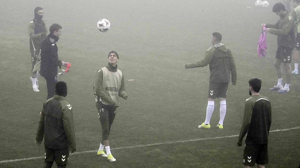Jones cabecea un balon bajo la niebla al incio del entrenamiento de este miércoles en Afouteza.