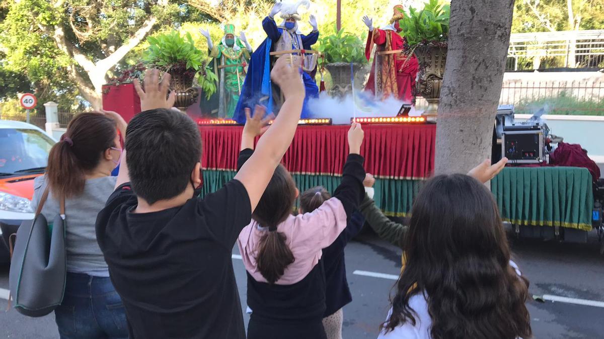 Los Reyes Magos de Oriente saludan a unos niños en La Orotava.