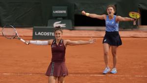 Errani celebra el triunfo en la final de dobles junto a Paolini