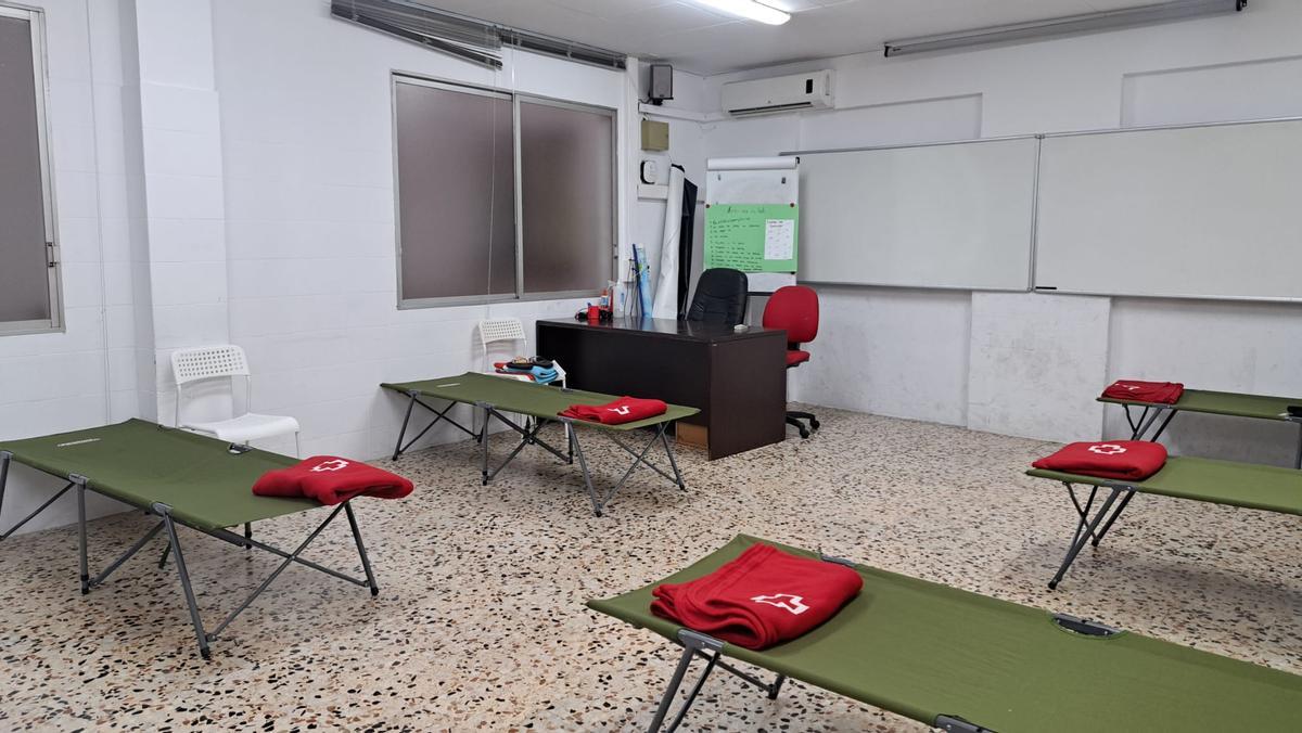 Sala de descanso habilitada en el refugio climático de Cruz Roja en Alzira.