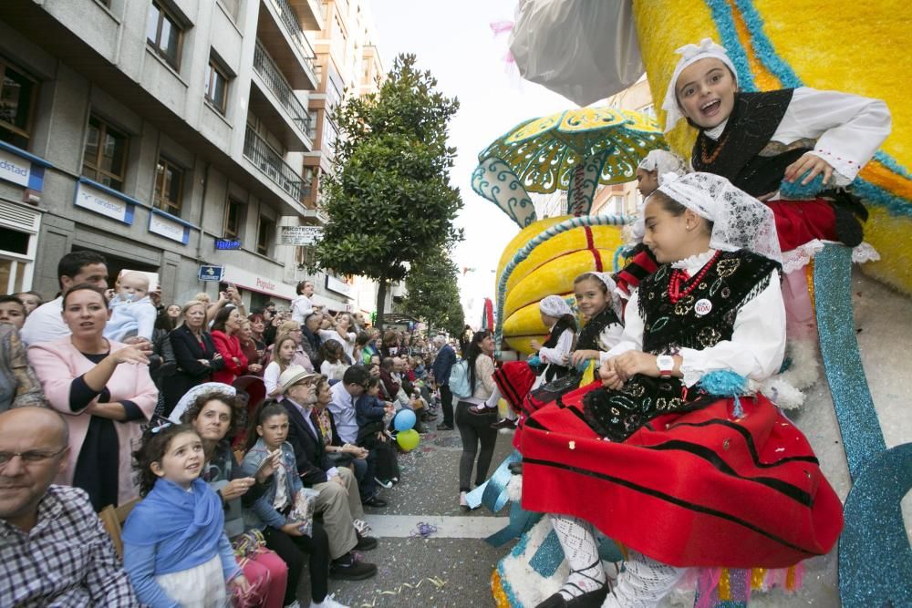 Oviedo celebra el desfile del Día de América en Asturias