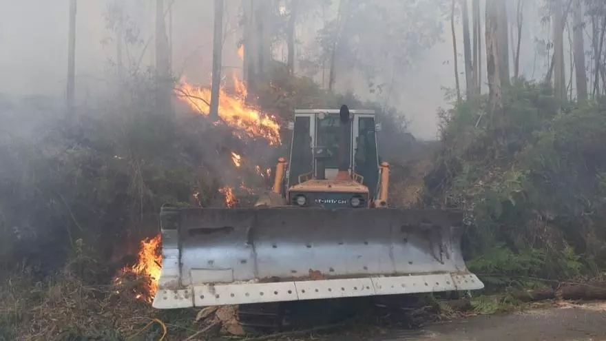 El espectacular incendio de O Salnés podría afectar ya a unas 50 hectáreas