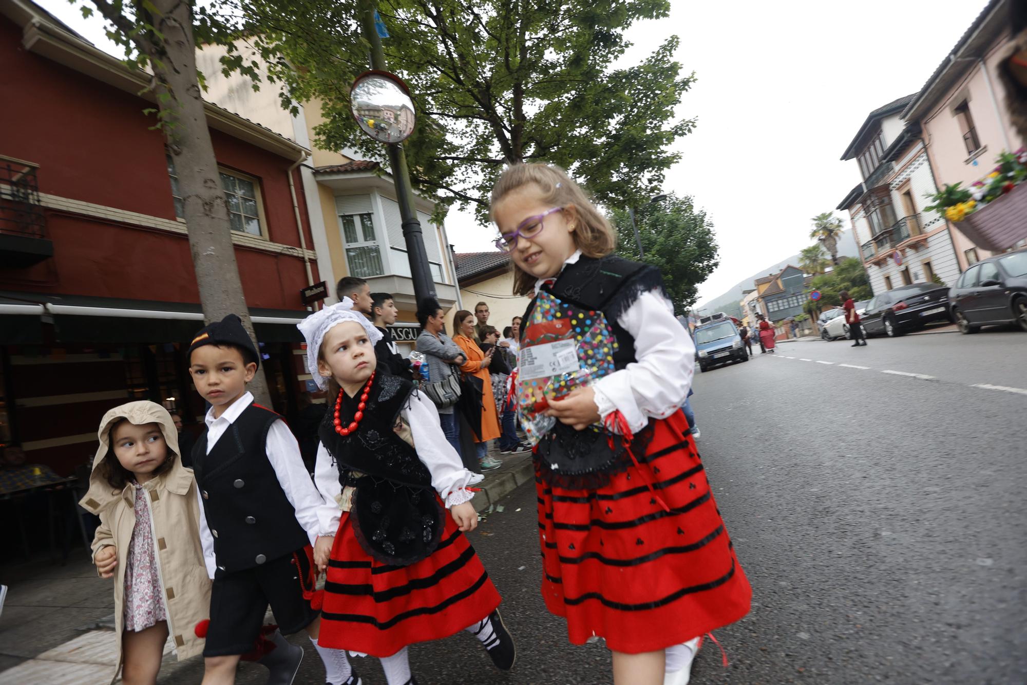 Olloniego se disfraza para animar las fiestas de San Antonio