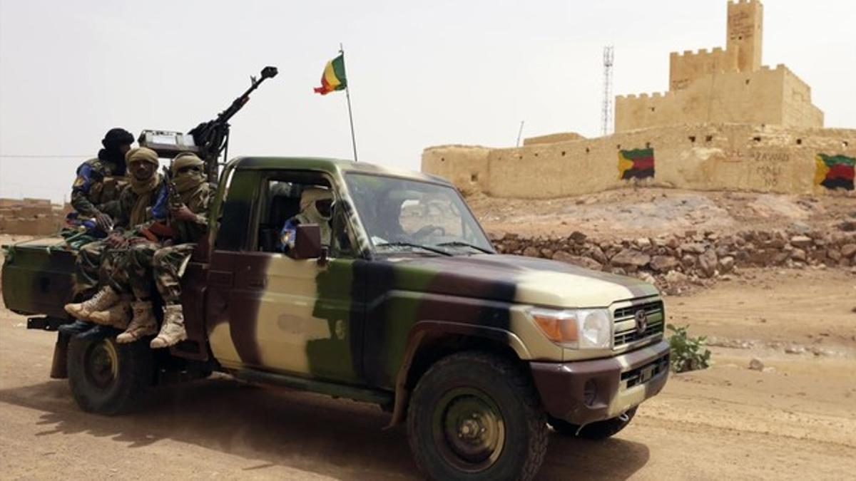 Soldados malienses patrullan en Kidal, en el norte de Mali, en julio del 2013.